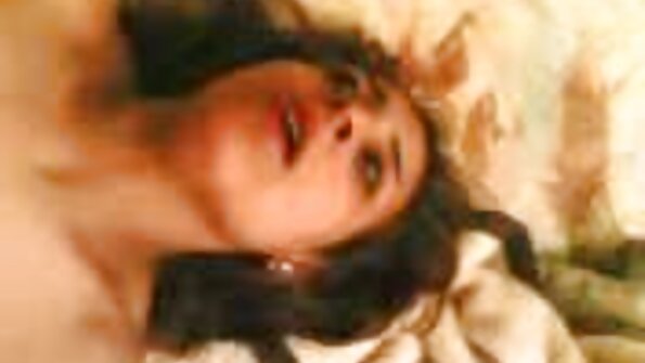 Louisa türk ev kadını porno May duşun altında bebek yağı ve köpükle oynuyor