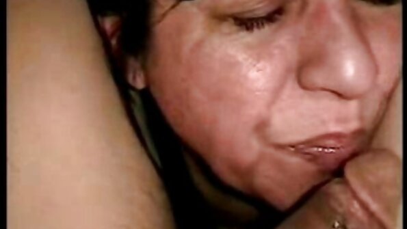 Muhteşem Kara Duhe onun yatağında göğüslerini ovuşturuyor ve Mastürbasyon ona sıcak kedi suyu fışkırtıyor yaşlı türk kadınların pornosu